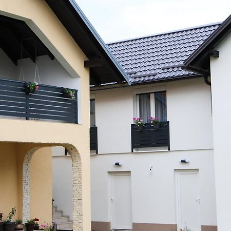 Flora Studio Apartments Korenica Esterno foto