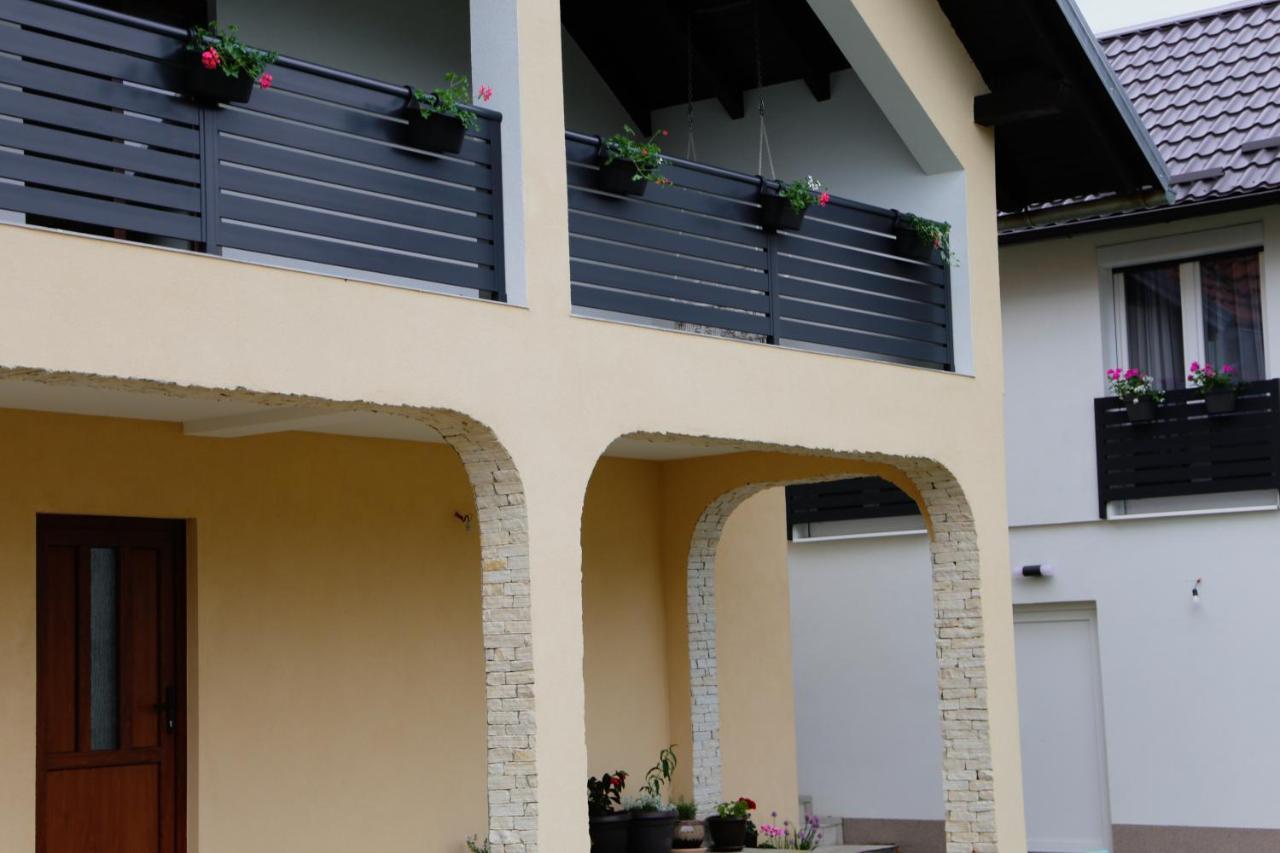 Flora Studio Apartments Korenica Esterno foto