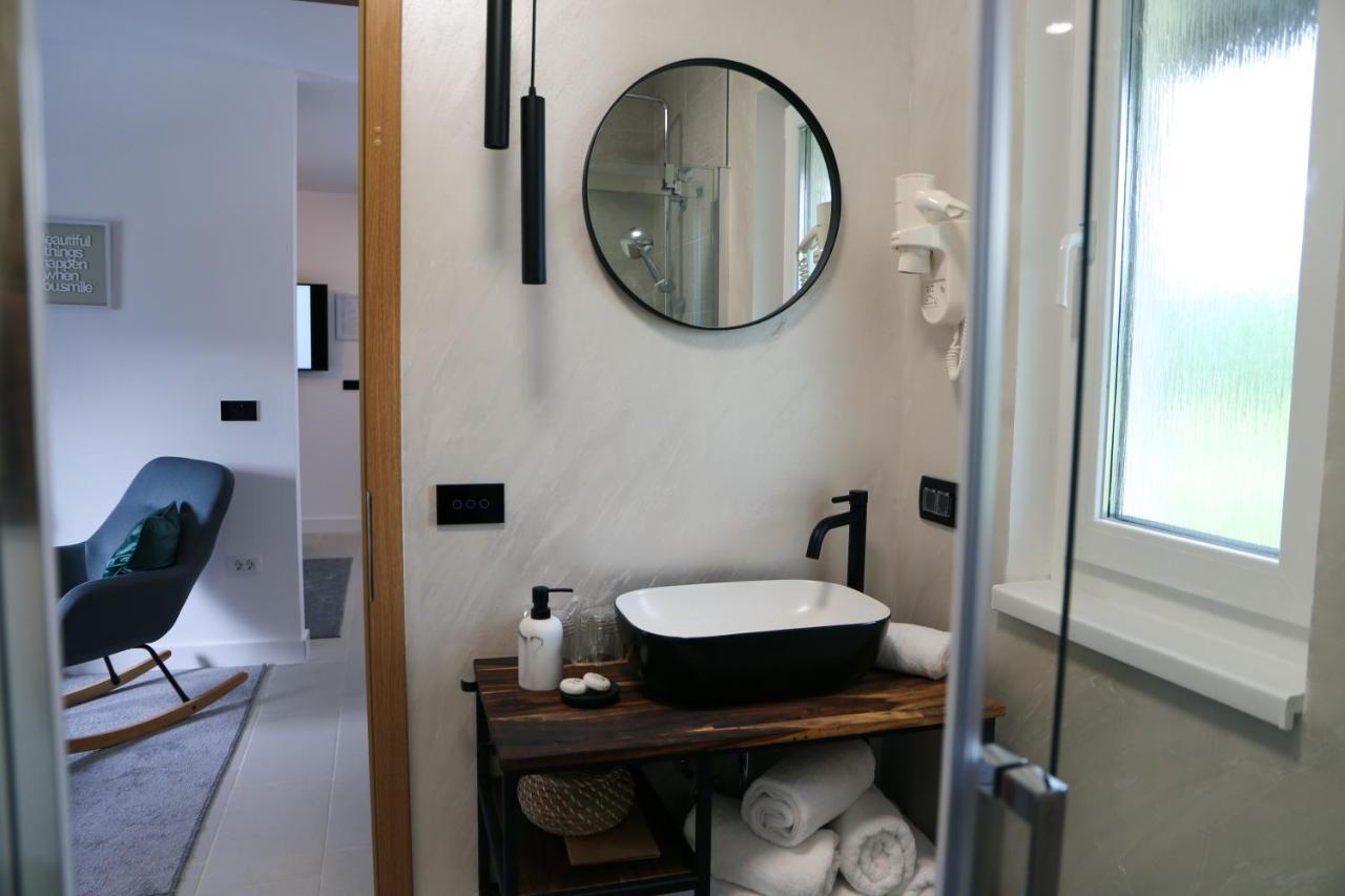 Flora Studio Apartments Korenica Esterno foto