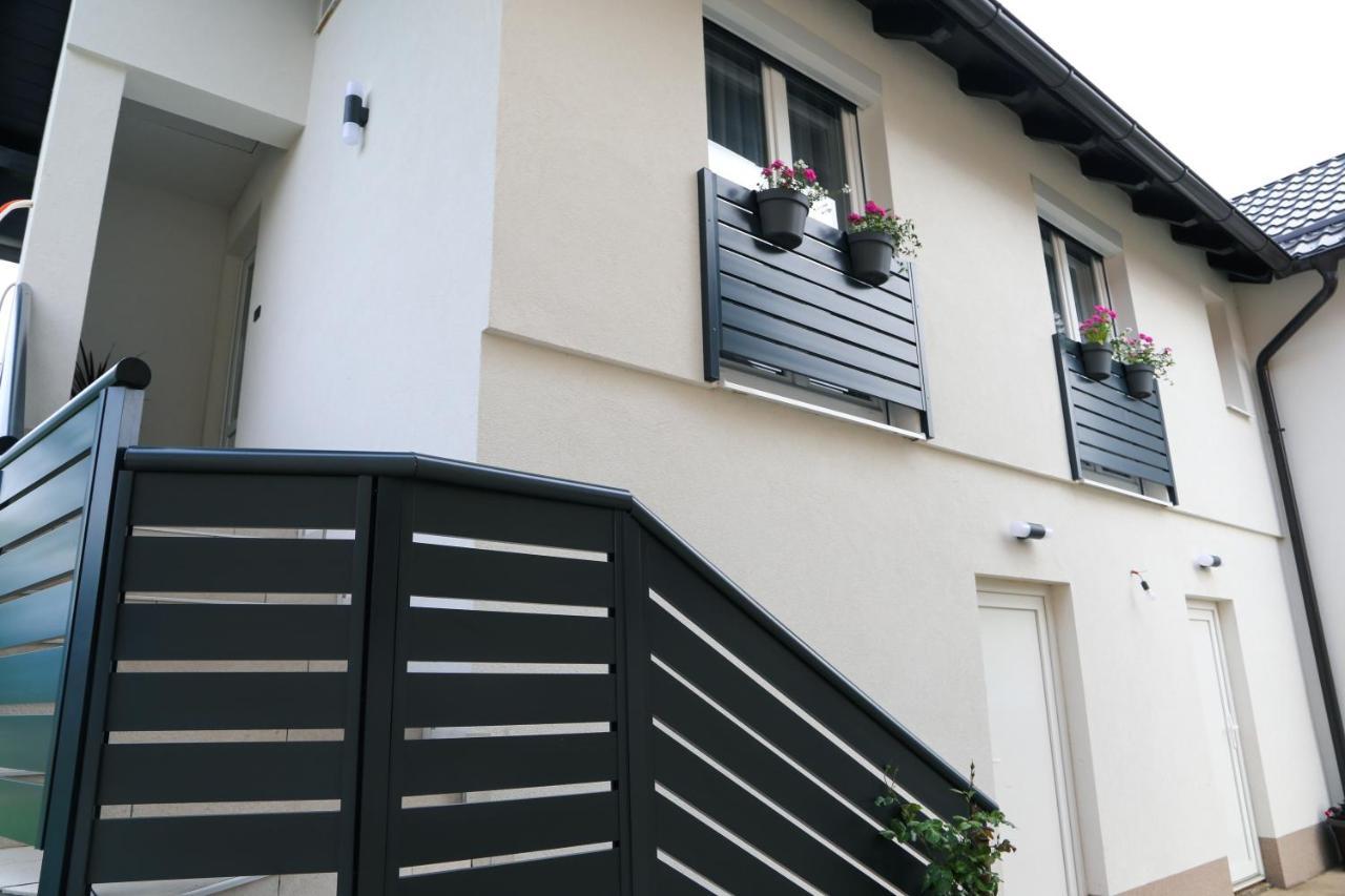 Flora Studio Apartments Korenica Esterno foto